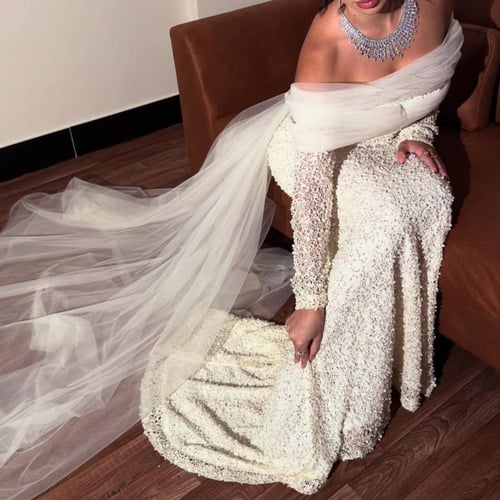 فستان سهره راقي مرصع بالكرستل مع ذيل انيق شيفون