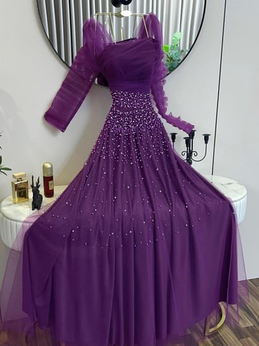 فستان سهره راقي مرصع بالكرستل مع ذيل انيق