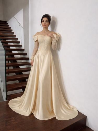 فستان سهره راقي مرصع بالكرستل مع ذيل انيق