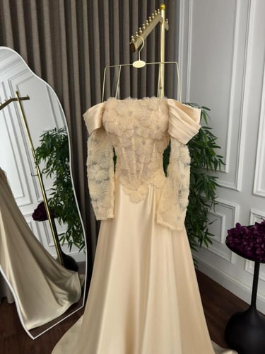 فستان سهره راقي مرصع بالكرستل مع ذيل انيق