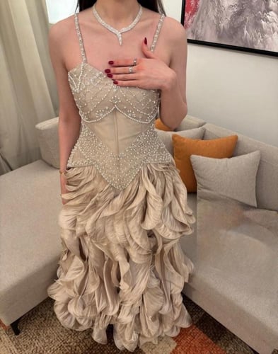 فستان سهره راقي لون انيق قماش زهره مطرز عل اورجنزا