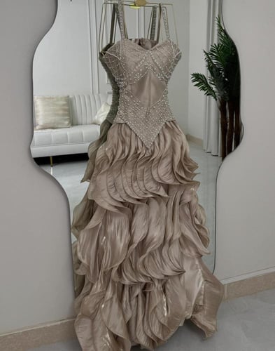 فستان سهره راقي لون انيق قماش زهره مطرز عل اورجنزا