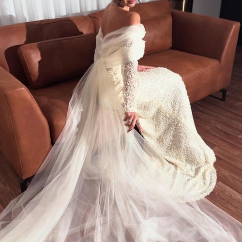 فستان سهره راقي مرصع بالكرستل مع ذيل انيق شيفون