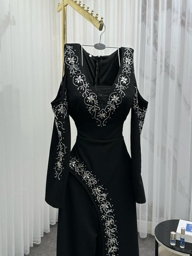 فستان سهره لون انيق راقي خامه كريب استرتش مطرز يدو...