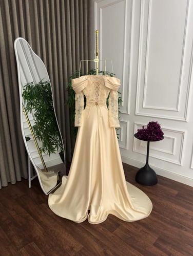 فستان سهره راقي مرصع بالكرستل مع ذيل انيق