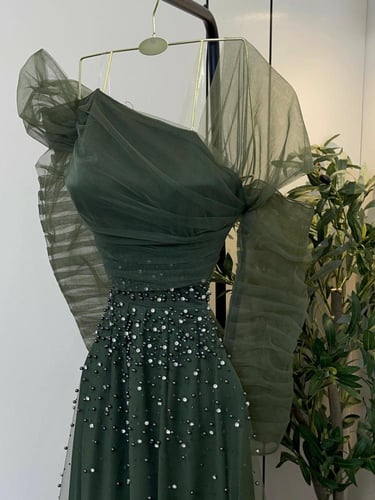 فستان سهره راقي مرصع بالكرستل مع ذيل انيق