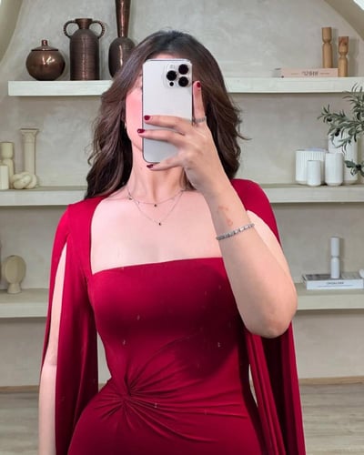 فستان سهره انيق خامه ناعم ماسك عل الجسم شبيه لبانه