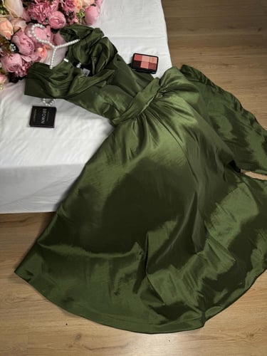 فستان سهره لون زيتي راقي الخامه:تفته شانتون كلووش...