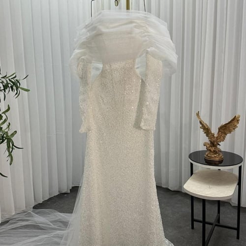 فستان سهره راقي مرصع بالكرستل مع ذيل انيق شيفون