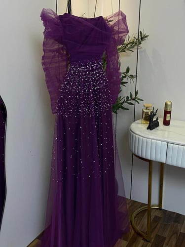 فستان سهره راقي مرصع بالكرستل مع ذيل انيق