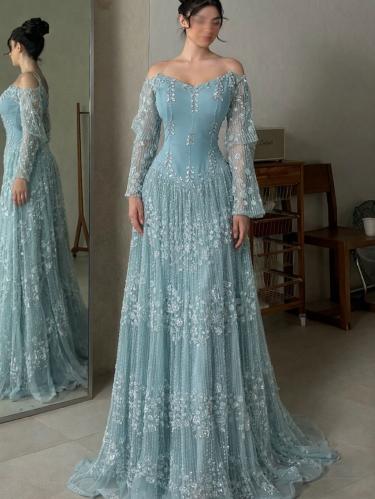 فستان سهره راقي مرصع بالكرستل مع ذيل انيق