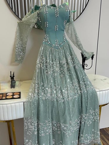 فستان سهره راقي مرصع بالكرستل مع ذيل انيق