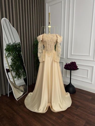 فستان سهره راقي مرصع بالكرستل مع ذيل انيق