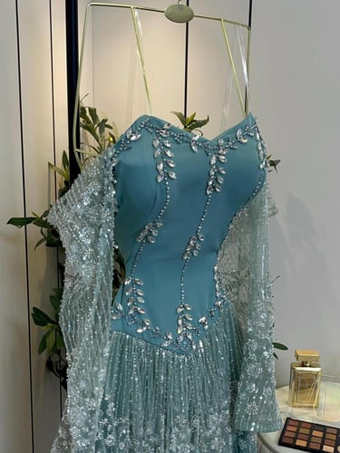 فستان سهره راقي مرصع بالكرستل مع ذيل انيق