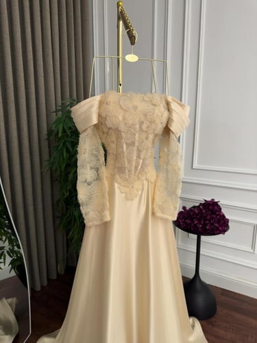 فستان سهره راقي مرصع بالكرستل مع ذيل انيق