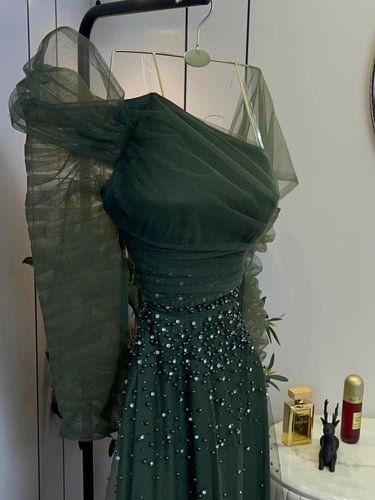 فستان سهره راقي مرصع بالكرستل مع ذيل انيق