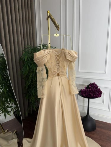 فستان سهره راقي مرصع بالكرستل مع ذيل انيق