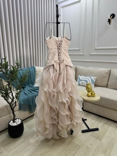 فستان سهره راقي لون انيق قماش سهره مطرز عل اورجنزا