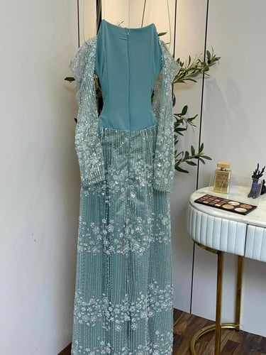 فستان سهره راقي مرصع بالكرستل مع ذيل انيق