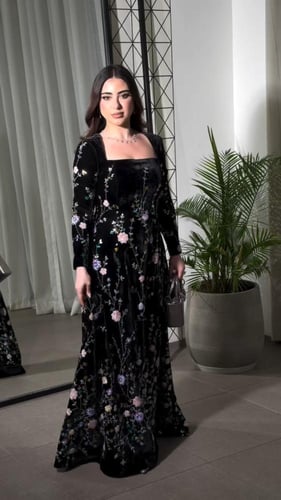 فستان سهره راقي لون انيق قماش مخمل كوري+تطريز يدوي...