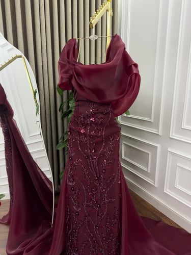 فستان مناسبات طويل لون انيق مطرز