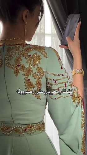 قفطان مغربي طويل ساتر خامة ناعمة ولامعة توفر الراح...