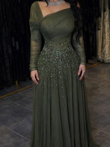 فستان سهره راقي مرصع بالكرستل مع ذيل انيق