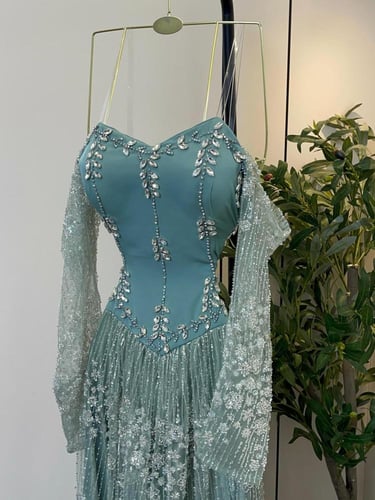 فستان سهره راقي مرصع بالكرستل مع ذيل انيق