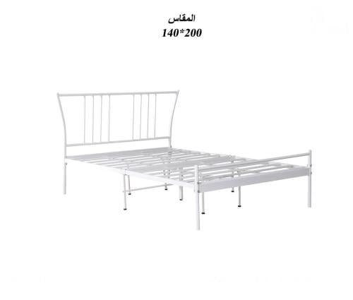 سرير معدني أبيض