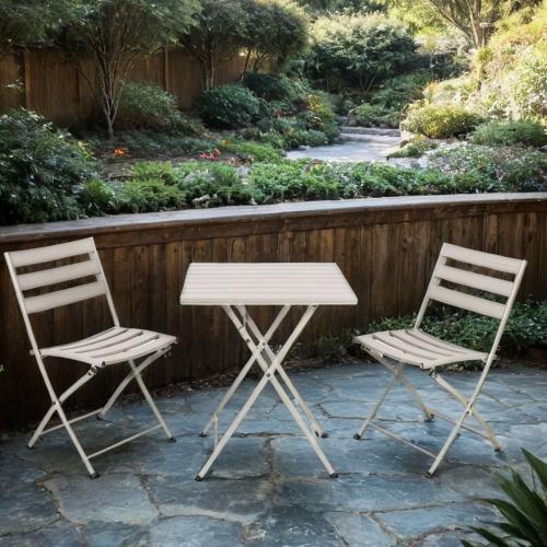 طاولة وكرسيين خارجيين