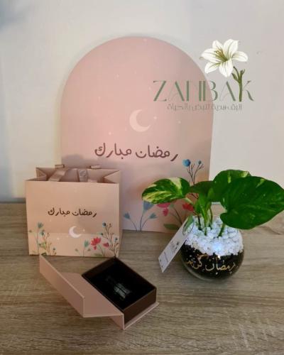 The pothos plant with French oil perfume (Gador)