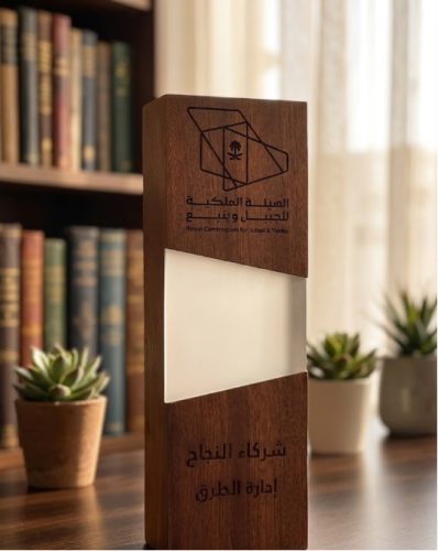 درع خشبي طويل