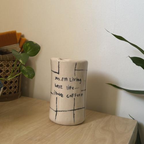 كوب بعبارة ( yes, i'm Living best life i have coff...