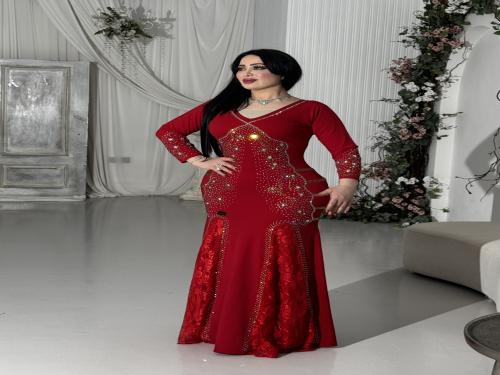 فستان احمر استرتش مع دانتيل مشغول بالكرستال المموج