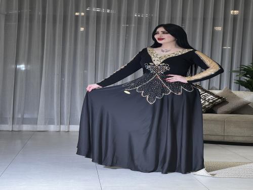 فستان اسود كلوش