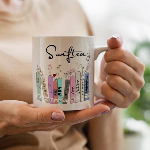 كوب قهوه بتصميم " Swiftea " لعشاق الكتب