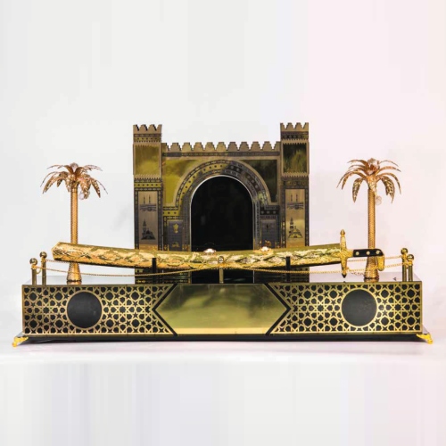 درع اكريليك شكل المصمك مع سيف ونخلتين