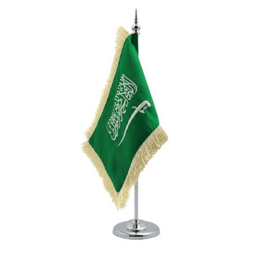 علم الممكلة مع السارية فضي
