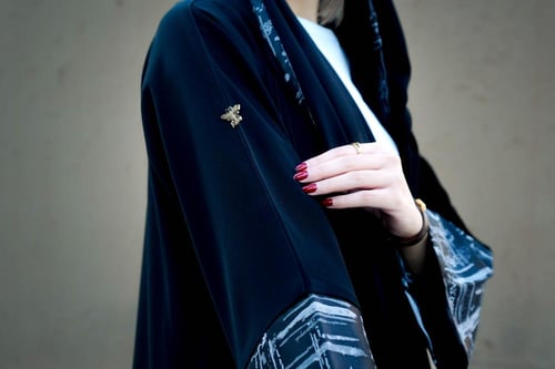 عباية ملكي واكمام باللون الرصاصي والاسود