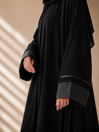 عباية كريب ملكي بطرف اسود حرير