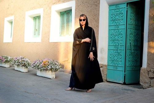 عباية البشت الأنيق باللون الأسود