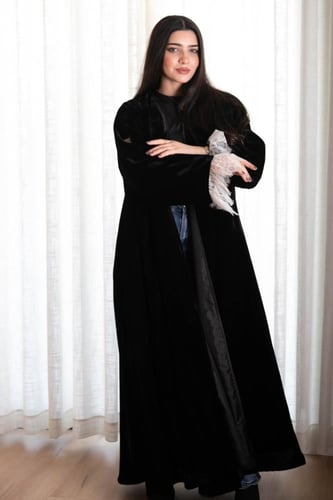 عباية مخمل مع دانتيل فرنسي ابيض