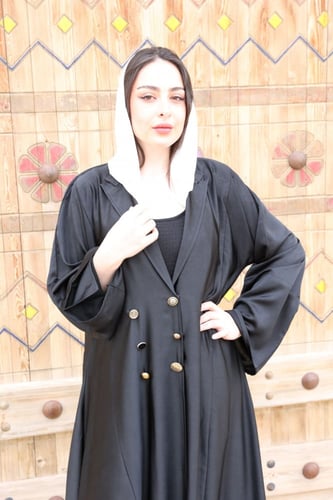 عباية جاكيت حرير مزينة بازارير لون أسود