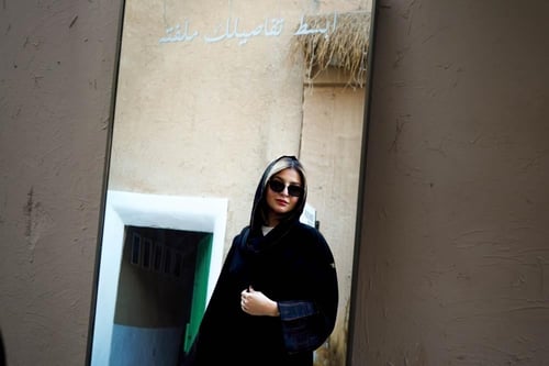 عباية ملكي واكمام باللون البني والاسود