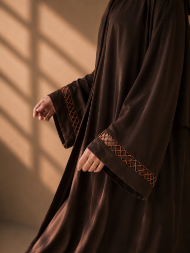 عباية حرير بتطريز يدوي لون بني شوكلاه