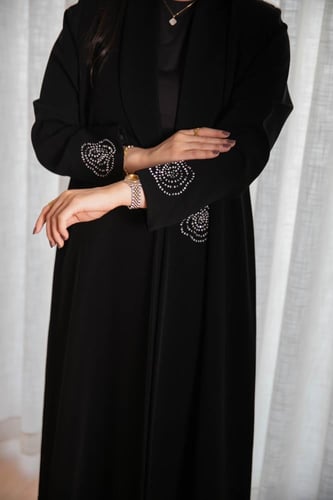 عباية كريب راقي بتطريز وردة ناعمة