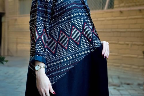 عباية لنن بشك وتطريز يدوي اللون الاسود