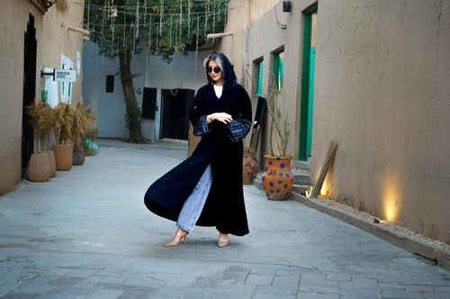 عباية ملكي واكمام باللون الازرق والاسود