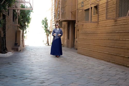 عباية لنن بشك وتطريز يدوي اللون الكحلي