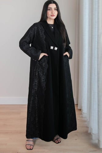 عباية الكريب بالدانتيل (سواد فاحم)